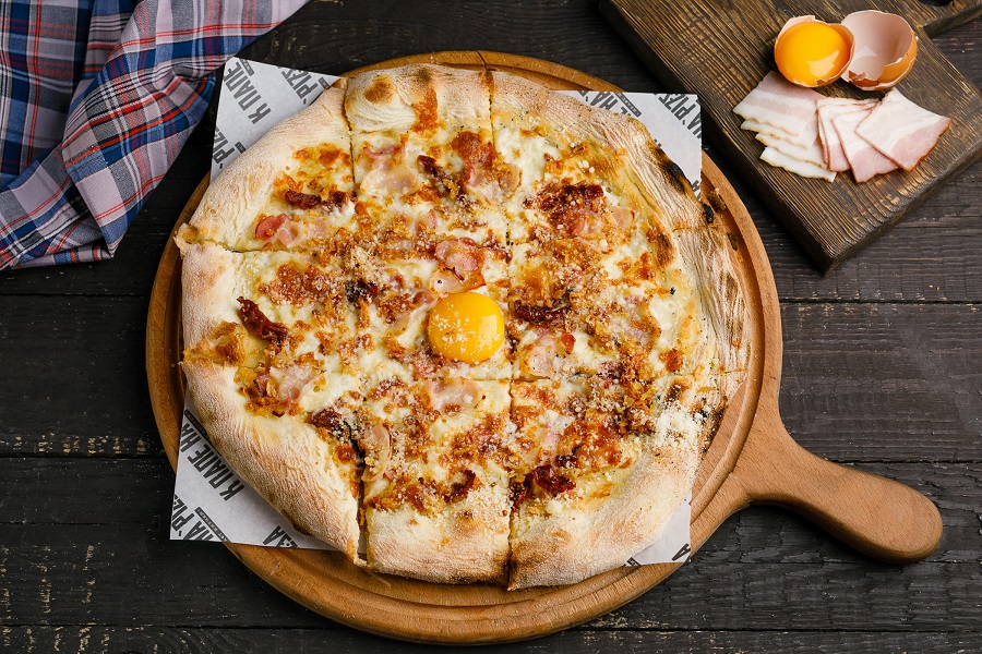 Пицца Карбонара с беконом